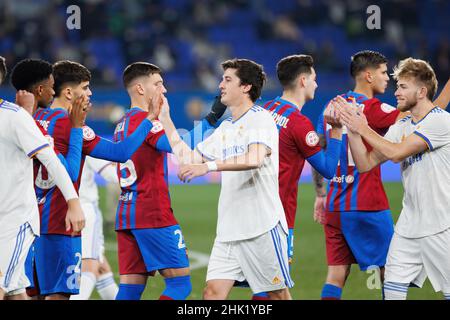 BARCELLONA - GEN 29: I giocatori salutano prima della partita Primera RFEF tra il FC Barcelona B e il Real Madrid Castilla al Johan Cruyff Stadium ON Foto Stock