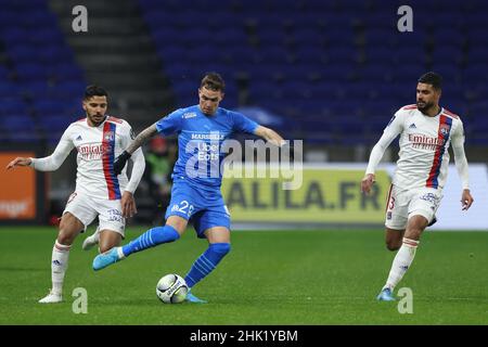 Lione, Francia, 1st febbraio 2022. Pol Limola dell'Olympique De Marseille gioca la palla mentre Henrique ed Emerson Palmieri di Lione chiudono durante la partita Uber eats Ligue 1 allo stadio Groupama di Lione. Il credito d'immagine dovrebbe essere: Jonathan Moscrop / Sportimage Foto Stock