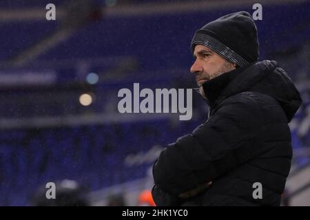 Lione, Francia, 1st febbraio 2022. Peter Bosz Capo allenatore di Lione guarda prima di dare il via alla partita Uber eats Ligue 1 al Groupama Stadium di Lione. Il credito d'immagine dovrebbe essere: Jonathan Moscrop / Sportimage Foto Stock