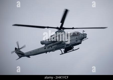 OCEANO ATLANTICO – un elicottero AH-1Z Viper, attaccato al Marine Light Attack Helicopter Squadron (HMLA) 167, vola sopra l'Oceano Atlantico durante un esercizio con la nave d'assalto anfibio di classe Wasp USS Kearsarge (LHD 3) 28 gennaio 2022. Il gruppo di pronto anfibio Kearsarge (ARG) e l'unità di spedizione marina 22nd (MEU) stanno conducendo un esercizio di unità di addestramento composito (COMPTUEX). COMPTUEX è l'esercizio finale di pre-implementazione che certifica la capacità di Kearsarge ARG e 22nd MEU di condurre operazioni militari attraverso una pianificazione congiunta, ed eseguire scenari difficili e realistici. Foto Stock