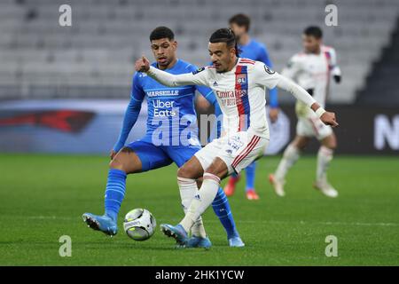 Lione, Francia, 1st febbraio 2022. Malo gusto di Lione passa la palla come Luis Henrique Tomaz De Lima di Olympique De Marseille chiude durante la partita Uber eats Ligue 1 al Groupama Stadium di Lione. Il credito d'immagine dovrebbe essere: Jonathan Moscrop / Sportimage Foto Stock