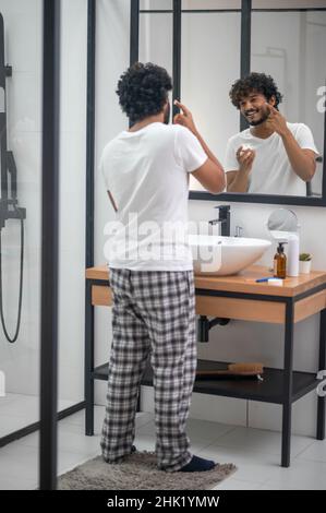 Il giovane ragazzo è contento di essere pronto per la rasatura Foto Stock