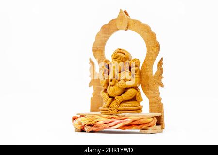 Primo piano statua in legno di Lord Ganesha su bianco isolato Foto Stock