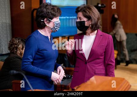 Washington, Stati Uniti. 01st Feb 2022. Il Sen. Susan Collins, R-Maine, a sinistra, parla con il Segretario al Commercio Gina Raimondo, a destra, seguendo la sua testimonianza dinanzi ad un Sottocomitato per il Commercio, la Giustizia, la Scienza del Senato, E le agenzie correlate udienza su Capitol Hill a Washington, Martedì, 1 febbraio 2022, per esaminare l'espansione dell'accesso a banda larga, concentrandosi sui programmi a banda larga del Dipartimento del Commercio nel Infrastructure Investment and Jobs Act. (Foto di Andrew Harnik/Pool/Sipa USA) Credit: Sipa USA/Alamy Live News Foto Stock