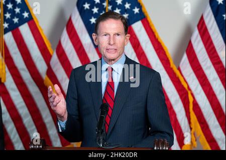 Washington, Stati Uniti. 01st Feb 2022. Il senatore degli Stati Uniti Richard Blumenthal (D-CT) parla alla conferenza stampa del Caucus democratico del Senato. Credit: SOPA Images Limited/Alamy Live News Foto Stock