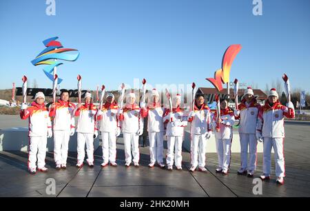 Pechino, Cina. 2nd Feb 2022. I partecipanti del Beijing 2022 Olympic Torch Relay posano per una foto di gruppo all'Olympic Forest Park di Pechino, capitale della Cina, 2 febbraio 2022. Credit: Jia Haocheng/Xinhua/Alamy Live News Foto Stock