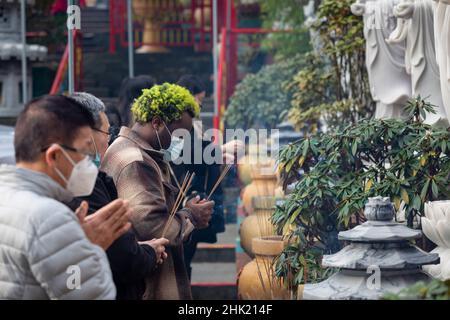 Lynnwood, Washington, Stati Uniti. 1st Febbraio, 2022. Larry Overstreet (centro) offre incenso ad un Buddha alla celebrazione del Capodanno lunare al Tempio di Ksitigarbha. Credit: Paul Christian Gordon/Alamy Live News Foto Stock