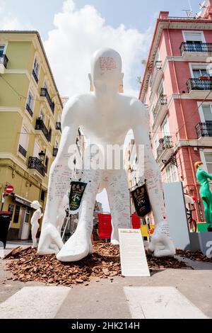 Valencia, Spagna - 4 settembre 2021: Grande scultura di mache di carta con il tema 'la silienza' e la possibilità di lasciare un messaggio per il fe nazionale Foto Stock