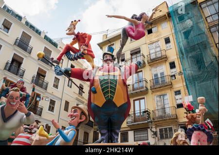 Valencia, Spagna - 4 Settembre 2021: Grande scultura di cartamarte del regista circense tra le case tradizionali della città vecchia per il festival nazionale Falla Foto Stock