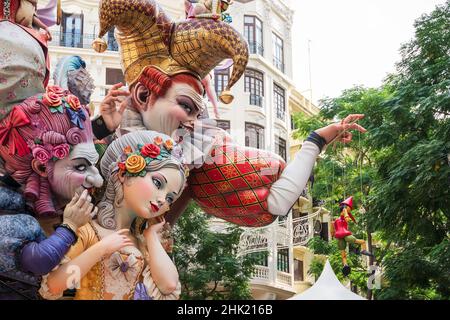 Valencia, Spagna - 4 settembre 2021: Figurine colorate a machere di carta di grandi dimensioni in stile barocco e scherzoso per il festival nazionale Fallas al 'Carrer del C. Foto Stock