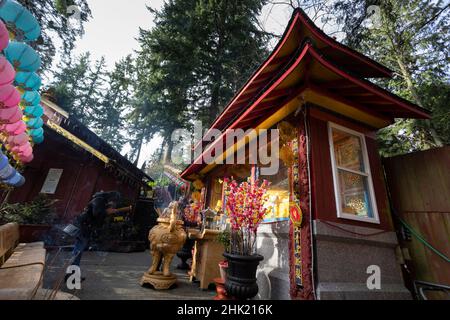 Lynnwood, Washington, Stati Uniti. 1st Febbraio, 2022. Un devoto offre preghiere ad un Buddha durante la celebrazione del Capodanno lunare al Tempio di Ksitigarbha. Credit: Paul Christian Gordon/Alamy Live News Foto Stock