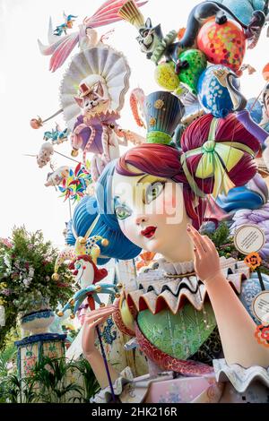 Valencia, Spagna - 4 settembre 2021: Grande mache di carta mostra di ragazza che tiene berline con il tema 'stravaganza' per il festival nazionale Fallas, Foto Stock