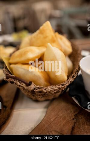 Cibo della regione Emilia Romagna, pane fritto gnocco fritto o crescentina servito in ristorante a Parma, Italia close up Foto Stock