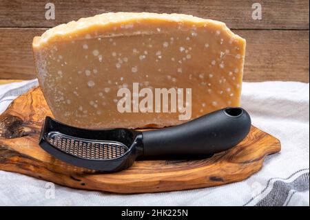 Parmigiano parmigiano parmigiano parmigiano parmigiano di 72 mesi molto vecchio ha colore ambrato, secco, estremamente granuloso e friabile con gusto molto intenso, Foto Stock