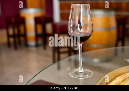 Industria del vino dell'isola di Cipro, degustazione di vino rosso secco su vecchia cantina situata sulle pendici sud della catena montuosa di Troodos. Foto Stock