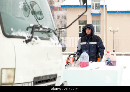 Ritratto di un assemblatore maschile sul posto di lavoro in tute invernali Foto Stock