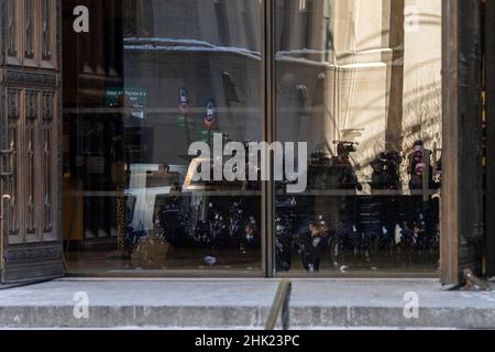 New York, New York, Stati Uniti. 1st Feb 2022. Wake si tiene presso la Cattedrale di San Patrizio per l'ufficiale di polizia caduto Wilbert Mora. L'ufficiale Mora è stato gravemente ferito e è morto per le sue ferite il 25 gennaio, dopo aver risposto a un appello di violenza domestica il 21 gennaio con i suoi partner, dove uno di loro, Jason Rivera è stato ucciso e ucciso. Anche il colpevole è stato ferito durante lo sparo e poi è morto in ospedale. Riflesso dei media che coprono la scia visto nelle porte di vetro della cattedrale. (Credit Image: © Lev Radin/Pacific Press via ZUMA Press Wire) Foto Stock