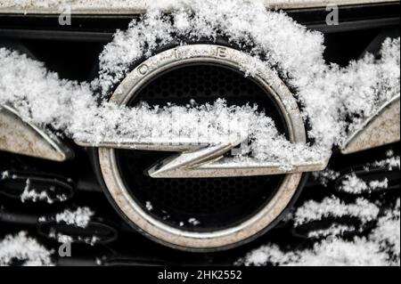 Polonia. 01st Feb 2022. In questa figura è visualizzato il logo Opel. Credit: SOPA Images Limited/Alamy Live News Foto Stock