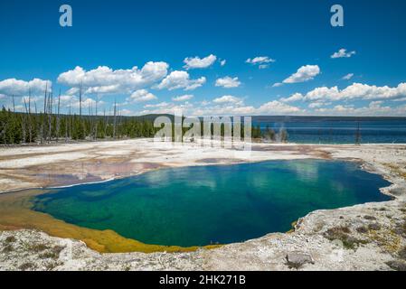 Abyss Pool nel West Thumb Geyser Basin, Yellowstone National Park, Wyoming, USA. Foto Stock