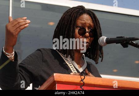 Manhattan, Stati Uniti. 17th Set 2008. NEW YORK - SETTEMBRE 17: Whoopi Goldberg al Circle Line Christening il 17 Settembre 2008 a New York City People; Whoopi Goldberg Credit: Storms Media Group/Alamy Live News Foto Stock