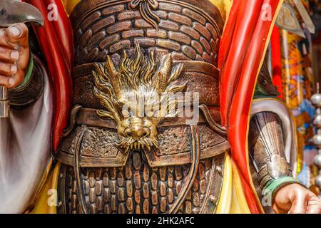 Statue d'ingresso di Yuchi Gong a Vihara Dharmayana - tempio buddista cinese (Kongco Kuta o Kongco Leng Gwan Kuta) a Kuta, Bali, Indonesia. Dettaglio. Foto Stock