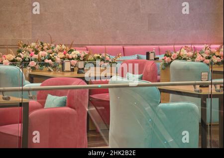 Tavolo e sedie in colori pastello nel ristorante Foto Stock