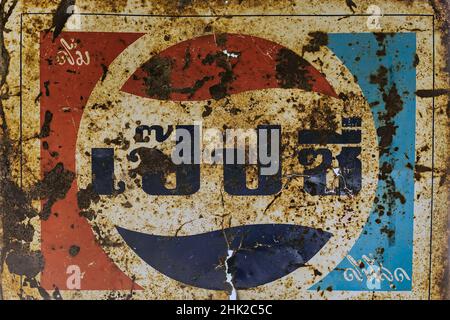 KANCHANABURI, THAILANDIA-DICEMBRE 29,2019 : primo piano vintage peppsi cola logo banner, vecchio arrugginito e rotto piatto di zinco di peppsi soft drink cartello adve Foto Stock