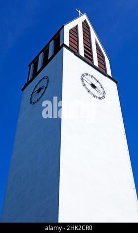 Vannas, Norrland Svezia - 7 agosto 2021: Torre bianca della chiesa contro il cielo blu Foto Stock