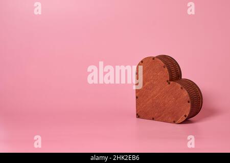 Scatola regalo in legno a forma di cuore Foto Stock