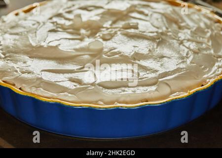 Torta alla banana pronta nella forma di cucina casalinga. Primo piano Foto Stock