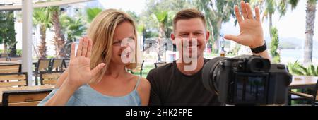 Uomo e donna che ondeggiano al primo piano della macchina fotografica Foto Stock