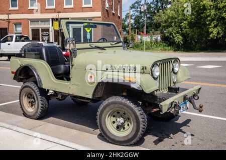 Vecchio U.S.N. Jeep parcheggiata su una strada cittadina in U.S.A. Foto Stock