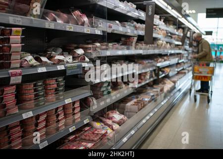 Foto di archivio datata 15/10/21 di una navata di carne fresca in un ramo di Waitrose. Gli acquirenti sono stati colpiti dai più alti aumenti di prezzo in quasi 10 anni dopo che l'inflazione dei negozi è quasi raddoppiata nel mese scorso, nuovi dati suggeriscono. Data di emissione: Mercoledì 2 febbraio 2022. Foto Stock