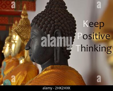 Mantenere un pensiero positivo. Messaggio motivante con la statua di Buddha. Pensare concetto positivo Foto Stock