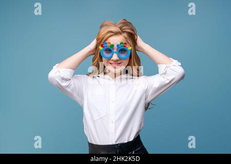 Ritratto lei lei lei cute attraente grazioso carino allegro ragazza lunga pelata della scuola in occhiali di festa con l'iscrizione di compleanno di occasione isolata su sfondo di colore pastello blu Foto Stock