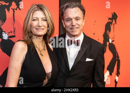 New York, NY - 1 febbraio 2022: LIA Vollack e Derek McLane partecipano alla serata di apertura del musical 'MJ' di Michael Jackson al Neil Simon Theatre Foto Stock