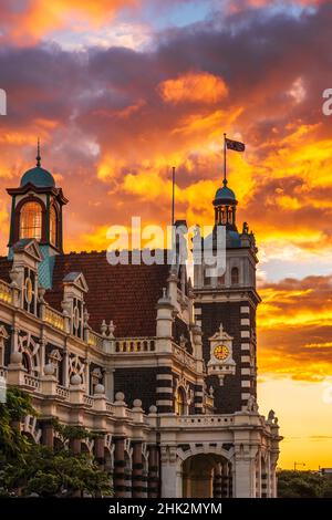 Tramonto sulla stazione ferroviaria di Dunedin, Dunedin, South Island, Nuova Zelanda (solo per uso editoriale) Foto Stock