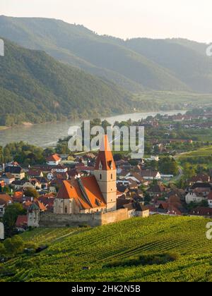 Il villaggio storico di Weissenkirchen è situato nella zona vinicola, patrimonio dell'umanità dell'UNESCO. Austria inferiore Foto Stock