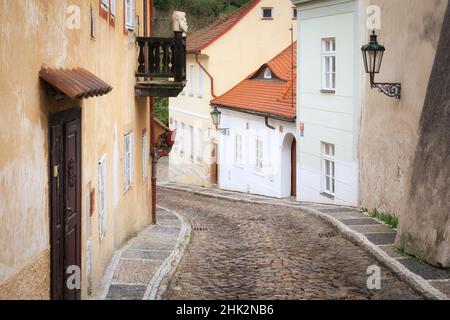 Europa, Repubblica Ceca, Praga. Case su strada lastricata. Foto Stock