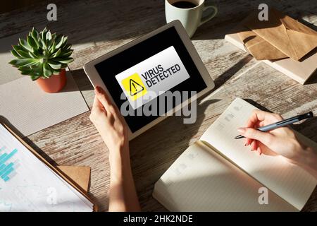 Messaggio di avviso virus rilevato sullo schermo. Violazione della sicurezza informatica. Protezione dei dati Internet e concetto di tecnologia. Foto Stock