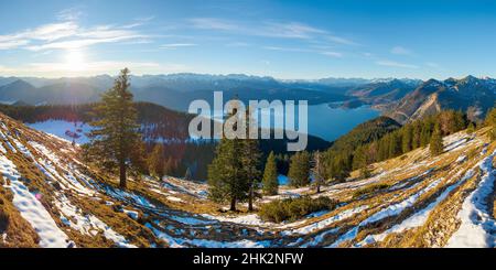 Vista dal Monte Jochberg vicino al lago Walchensee verso il lago Walchensee, la catena montuosa di Wetterstein e la catena montuosa di Karwendel. Germania, Baviera Foto Stock