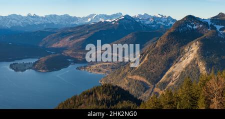 Vista dal Monte Jochberg vicino al lago Walchensee verso il lago Walchensee e la catena montuosa di Wetterstein. Germania, Baviera Foto Stock