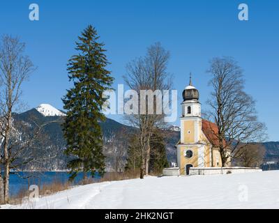 Chiesa Sankt Margareth a Zwergern Spitz. Lago Walchensee vicino al villaggio Einsiedl nelle nevose Alpi bavaresi. Germania, Baviera Foto Stock