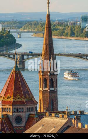 Vista dalla collina del castello di Margaret ponte che attraversa il fiume Danubio, sul lato di Buda, Central Budapest, capitale di Ungheria, Europa Foto Stock
