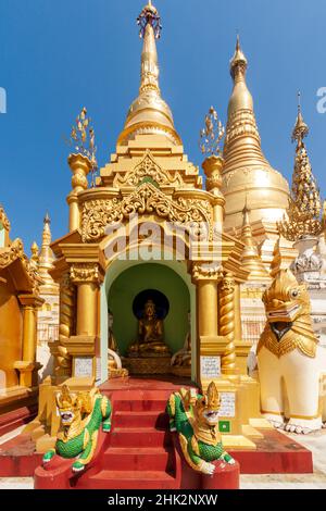 Shwedagon Pagoda (Paya), grande sito del tempio che si è materializzato oltre 2500 anni fa, Yangon (noto anche come Rangoon), Myanmar (Birmania), Sud-Est asiatico. Foto Stock