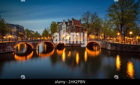 Europa, Paesi Bassi, Amsterdam. Scena del canale al tramonto. Foto Stock