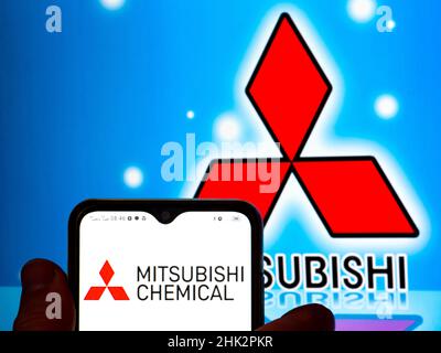 In questa foto, il logo Mitsubishi Chemical Holdings viene visualizzato sullo schermo di uno smartphone con il logo Mitsubishi Corporation sullo sfondo. Foto Stock