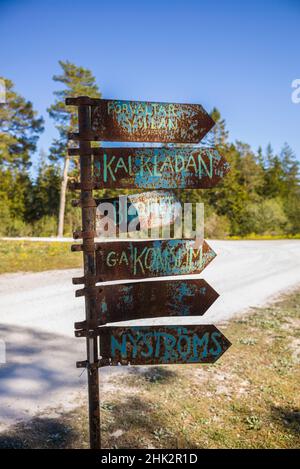 Svezia, Gotland Island, Bungenas, ex miniera di gesso e base militare, ora un esclusivo sviluppo di vacanza e di conservazione della natura, segnaletica Foto Stock
