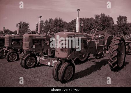 1954 Farmall Super C - e 1945 Farmall B in mostra all'Almelund Threshers Show, Almelund, Minnesota. Foto Stock