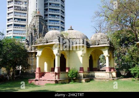 Piccolo tempio nel complesso di Kriti Mandir, conosciuto anche come Tempio della Fame, è il cenotafo dei Gaekwad. Vadodara, Gujarat, India Foto Stock